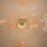 Si possono notare i vari decori realizzati con colori tenui dal rosa all�ocra, dal verde all�azzurro impreziositi da eleganti motivi vegetali dorati